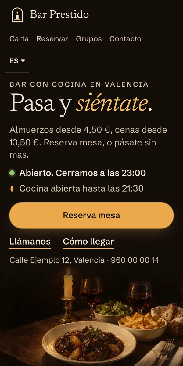 Un móvil con el ejemplo de un restaurante: carta, horarios y un botón para reservar mesa.