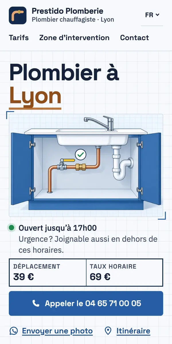 Un téléphone affiche le site d’exemple d’une entreprise inventée de plomberie et de chauffage : tarifs, zone d’intervention et un bouton d’appel.